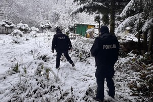Policjanci sprawdzają pustostany