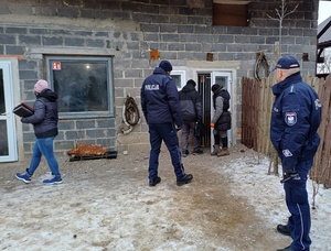 Kontrola miejsca przebywania zwierząt bezpańskich prze Policję służby weterynaryjne i pracownika urzędu.