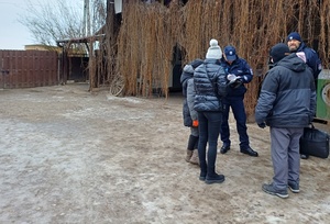 Kontrola miejsca przebywania zwierząt bezpańskich prze Policję służby weterynaryjne i pracownika urzędu.