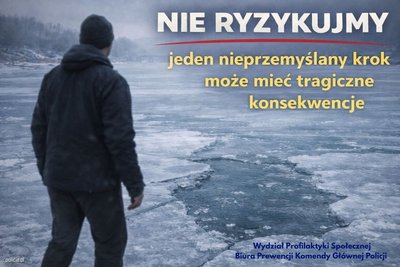 "Mężczyzna nad zamarzniętym zbiornikiem, gdzie na środku jest załamany lód."
