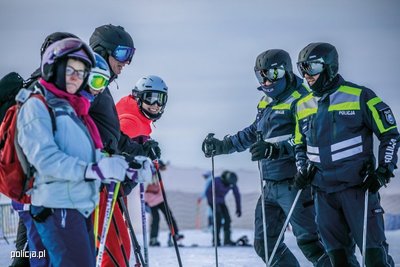 Policjanci i osoby na stoku