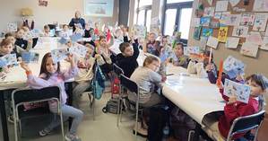 Policjanta przeprowadza prelekcję podczas ferii zimowych na terenie powiatu proszowickiego. Wspólne zdjęcia.