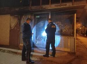 dzielnicowy kontroluje pustostany