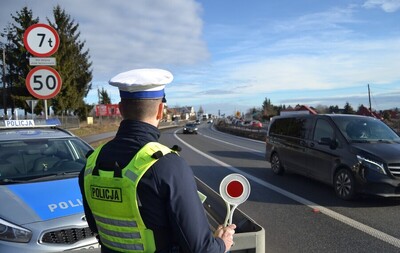 "Policjant ruchu drogowego nadzorujący ruch na trasie"