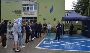 100 lat sportu w Policji. Wspólne spotkanie Policji Proszowice i Zespołu Szkół w Piotrkowicach Małych