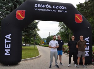 100 lat sportu w Policji. Wspólne spotkanie Policji Proszowice i Zespołu Szkół w Piotrkowicach Małych