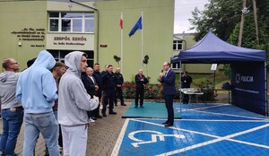 100 lat sportu w Policji. Wspólne spotkanie Policji Proszowice i Zespołu Szkół w Piotrkowicach Małych