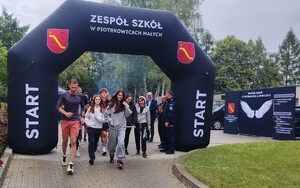 100 lat sportu w Policji. Wspólne spotkanie Policji Proszowice i Zespołu Szkół w Piotrkowicach Małych