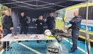 100 lat sportu w Policji. Wspólne spotkanie Policji Proszowice i Zespołu Szkół w Piotrkowicach Małych