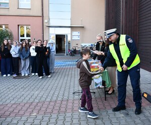 Policjanci rozdawali kaski uczniom szkół podstawowych.