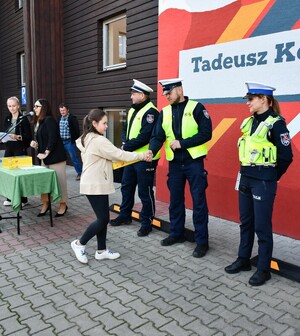 Policjanci rozdawali kaski uczniom szkół podstawowych.