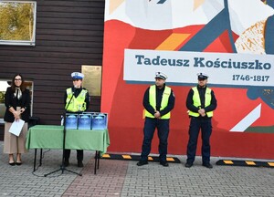 Policjanci rozdawali kaski uczniom szkół podstawowych.