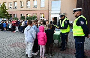 Policjanci rozdawali kaski uczniom szkół podstawowych.