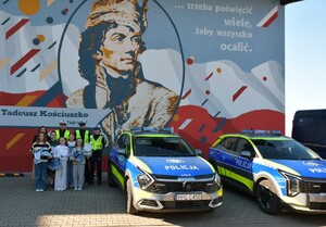 Policjanci rozdawali kaski uczniom szkół podstawowych.