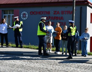 Policjanci rozdawali kaski uczniom szkół podstawowych.
