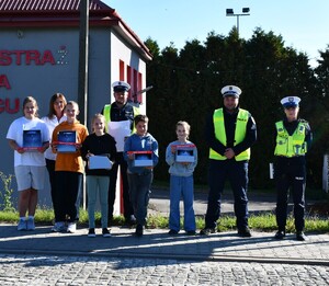 Policjanci rozdawali kaski uczniom szkół podstawowych.