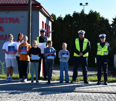 Policjanci rozdawali kaski uczniom szkół podstawowych.