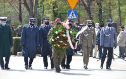 Przedstawiciele służb. Na pierwszym planie żołnierz wieńcem