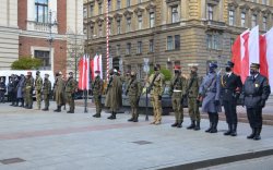 Szpaler funkcjonariuszy kompanii honorowych różnych służb w tym policji i wojska.