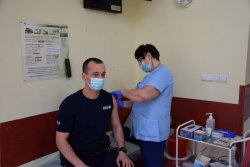 Policjant podczas przyjmowania szczepionki