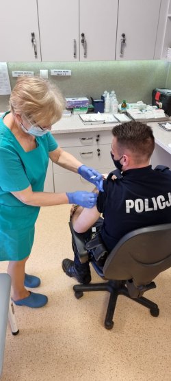 Policjant podczas szczepienia