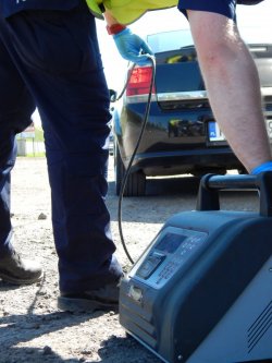 policjanci prowadzący kontrolę spalin