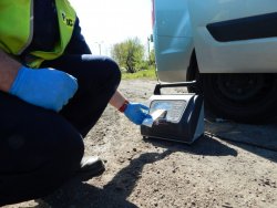 policjanci prowadzący kontrolę spalin