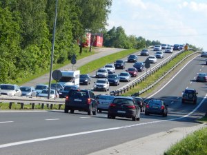 &quot;Perspektywa drogi dwujezdniowej, tzw. Zakopianki. Wzmożony ruch na jezdniach, pogoda letnia, słoneczna, widoczne bardzo dobre warunki drogowe.&quot;