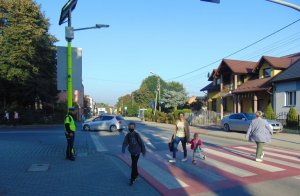 Bezpieczna droga do szkoły - policjanci KPP Proszowice czuwają nad bezpieczeństwem w rejonie szkół i przejść znajdujących się w ich rejonie.