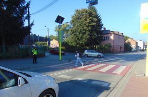 Bezpieczna droga do szkoły - policjanci KPP Proszowice czuwają nad bezpieczeństwem w rejonie szkół i przejść znajdujących się w ich rejonie.