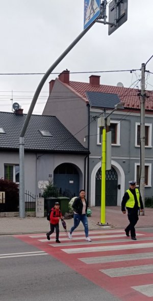 Bezpieczna droga do szkoły - policjanci KPP Proszowice czuwają nad bezpieczeństwem w rejonie szkół i przejść znajdujących się w ich rejonie.