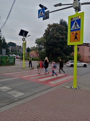 Bezpieczna droga do szkoły - policjanci KPP Proszowice czuwają nad bezpieczeństwem w rejonie szkół i przejść znajdujących się w ich rejonie.