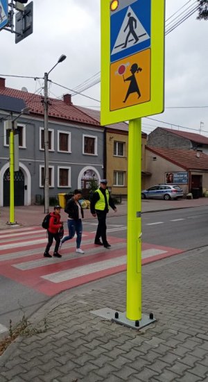 Bezpieczna droga do szkoły - policjanci KPP Proszowice czuwają nad bezpieczeństwem w rejonie szkół i przejść znajdujących się w ich rejonie.