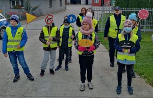 Działania ROADPOL SAFETY DAYS proszowickiej drogówki wspólnie z uczniami szkoły podstawowej z Mniszowa