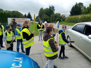 Działania ROADPOL SAFETY DAYS proszowickiej drogówki wspólnie z uczniami szkoły podstawowej z Mniszowa