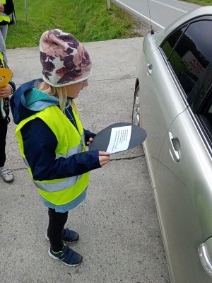 Działania ROADPOL SAFETY DAYS proszowickiej drogówki wspólnie z uczniami szkoły podstawowej z Mniszowa