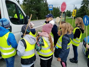 Działania ROADPOL SAFETY DAYS proszowickiej drogówki wspólnie z uczniami szkoły podstawowej z Mniszowa