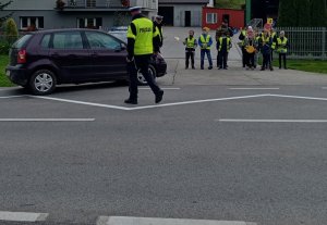 Działania ROADPOL SAFETY DAYS proszowickiej drogówki wspólnie z uczniami szkoły podstawowej z Mniszowa