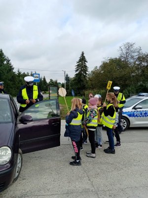 Działania ROADPOL SAFETY DAYS proszowickiej drogówki wspólnie z uczniami szkoły podstawowej z Mniszowa