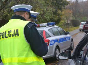 &quot;policjant w ciężkich warunkach atmosferycznych prowadzi kontrolę&quot;