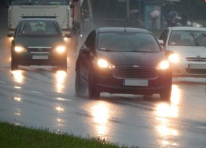 &quot;policjant w ciężkich warunkach atmosferycznych prowadzi kontrolę&quot;