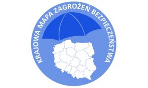 &quot;W niebieskim kole biały napis: Krajowa Mapa Zagrożeń Bezpieczeństwa, pod nim ciemnoniebieski parasol rozpostarty nad białą mapa Polski z zaznaczonymi konturami województw&quot;