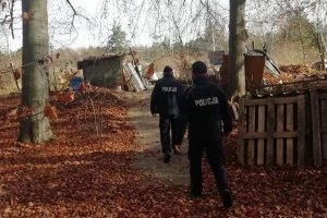 Zdjęcie poglądowe. Policjanci podczas sprawdzania pustostanu