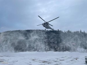 &quot;policyjny helikopter podchodzi do lądowania&quot;