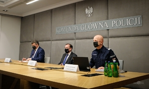 &quot;Mariusz Kamiński Minister Spraw Wewnętrznych i Administracji, Maciej Wąsik Sekretarz Stanu, Komendant Główny Policji gen . insp. Jarosław Szymczyk siedzą przy stole konferencyjnym podczas odprawy&quot;