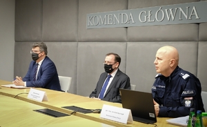 &quot;Mariusz Kamiński Minister Spraw Wewnętrznych i Administracji, Maciej Wąsik Sekretarz Stanu, Komendant Główny Policji gen . insp. Jarosław Szymczyk siedzą przy stole konferencyjnym podczas odprawy&quot;