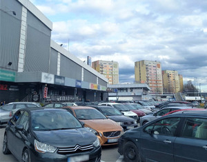 zdjęcie samochodów na parkingów przy galerii handlowej