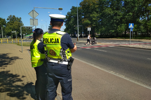 &quot;policjanci obserwujący okolice przejścia dla pieszych&quot;