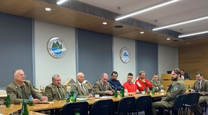 &quot;przedstawiciele parków narodowych siedzą przy stole&quot;
