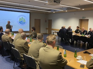 &quot;przedstawiciele Policji oraz parków narodowych oglądają prezentację  wyświetlaną na ekranie2&quot;